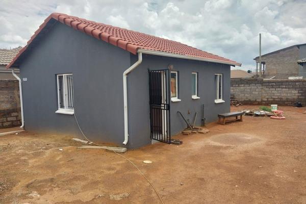 Cozy 2-Bedroom House for Rent in Protea Glen Ext 24.
This charming 2-bedroom house is nestled in a peaceful neighborhood of Protea ...