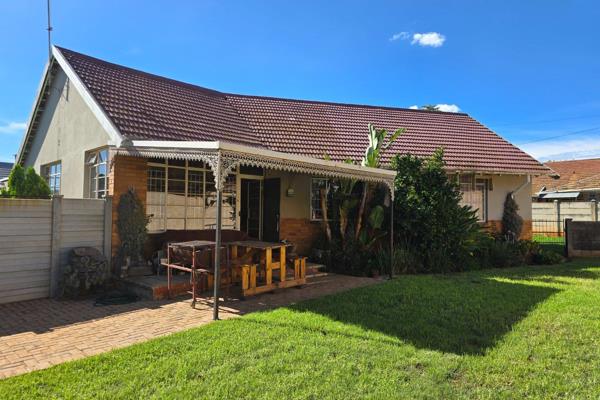 This well maintained Family Home is located in Stilfontein Ext 1 and close to schools.

This Home offers:- 
* Tiled open plan Lounge ...