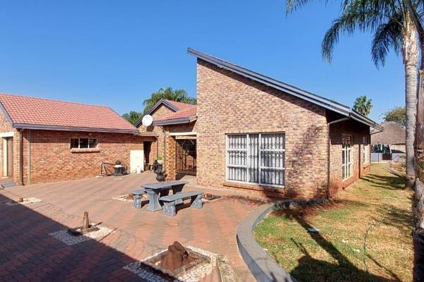 4 Bedroom  House on sale in 
Hesteapark 

4 Bedrooms 
Main en-suted 
Bathroom 
Kitchen
Dinning 
Sitting 
Study room 
Double garage 
