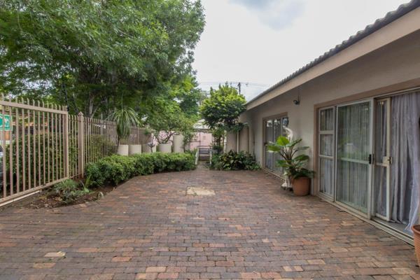 Exclusive Mandate - No Agents - Welcome to this beautifully maintained property in the sought-after neighborhood of Doringkloof. Offering an ideal blend of comfort and functionality, this home features: two separate entrances ...