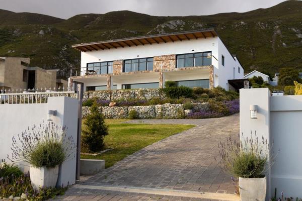 Discover your dream home in the popular Chanteclair only 8 kilometers from Hermanus ! This immaculate 5-bedroom house offers generous ...