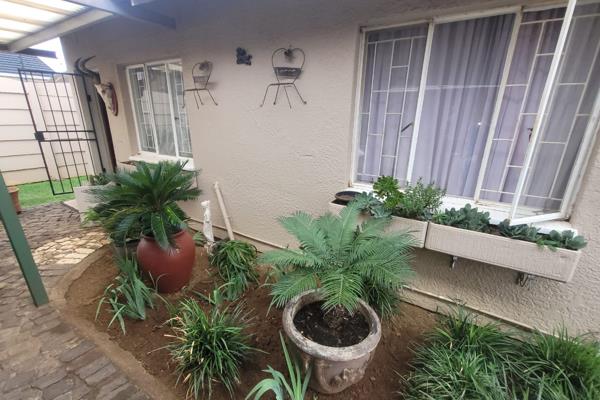 This garden flat has one bedroom, a bathroom
and a Lounge with a kitchen. Municipality costs
are include. Wi-Fi available. Carport ...