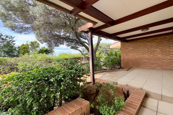 Situated on the picturesque hills of Northcliff, this charming 2 bedroom cottage offers a peaceful retreat with easy access to city ...