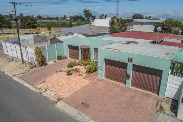 Pristine Property for the BIIIIIG Family

Family home with Granny Flat or Teenage Pad, Space and Accommodation is the Key

Main House

Offering 4 Bedrooms (or 3 and a Study), 2 Bathrooms, Massive Kitchen with Lots of Cupboards and extra&#39;s leading to open plan lounge ...