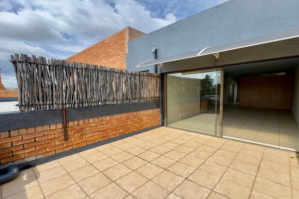 This lovely one-bedroom cottage, set in the serene neighborhood of Northcliff, is now available to let. Enjoy spectacular views from ...