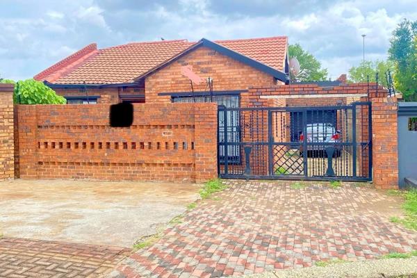 Experience peaceful living in the heart of Dhlamini

This well-maintained property features 3 spacious bedrooms, equipped with ...