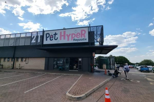 This 363sqm warehouse in Meadowdale, Germiston, offers excellent main road exposure and ...