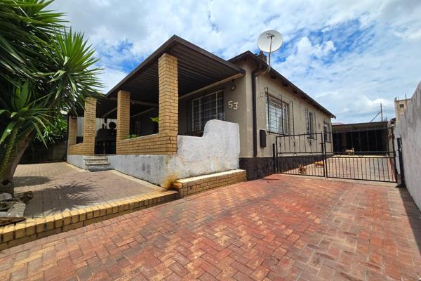 Charming 4-Bedroom Home with Income Potential in Rosettenville Extension
Nestled in the ...