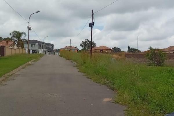 Vacant land in Greenhills Ext 3 is now available for purchase at R700,000. The property includes the partially completed foundation of ...