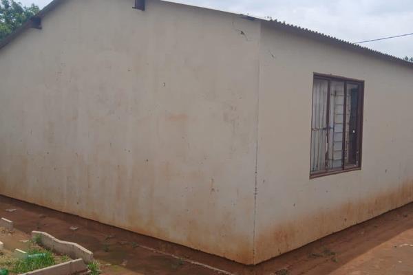 House for sale in Tembisa Central with a big yard, and it&#39;s good for investment, and it&#39;s also not far from&#160;the&#160;mall.