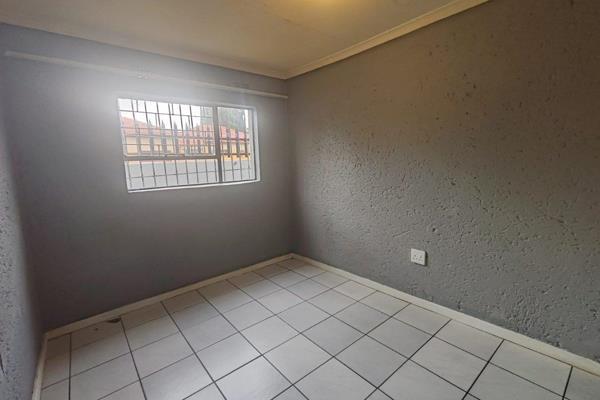 3 Bedroom House to Rent
Kitchen
1 Bathroom  With 2 Toilets
Lounge
Carport

No Pets / No Garden

Water Included

Pre-Paid