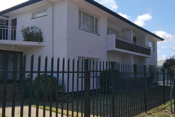 This secure, gated building offers a comfortable and private living experience in central Somerset West. The unfurnished apartment ...