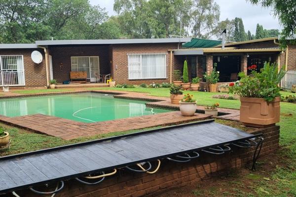 Nestled between Benoni and Bapsfontein, this stunning face-brick property in Hillrise AH offers the ultimate retreat from the hustle ...