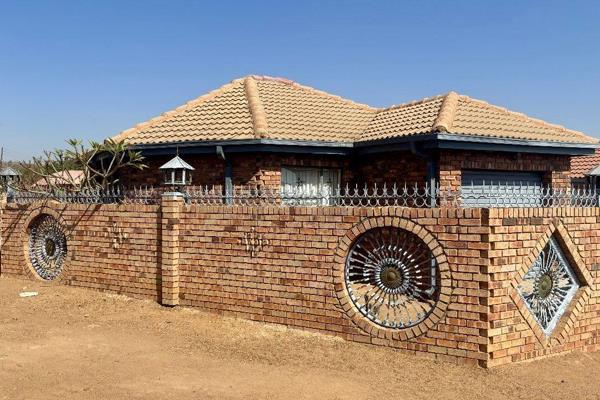 Property offers:

2 Bedrooms 

Bathroom

Kitchen 

Lounge 

Cottage:

2 ...