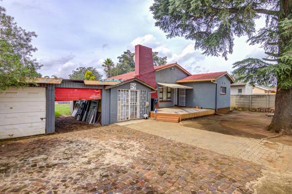 Don&#39;t miss out on this exceptional investment property , perfectly situated on a big stand of 1041square meters. The main house ...