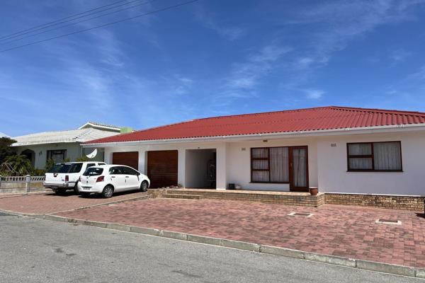 Low maintenance, 3 bedroom house with flatlet consisting of extra bedroom, bathroom and private outside braai, situated walking ...