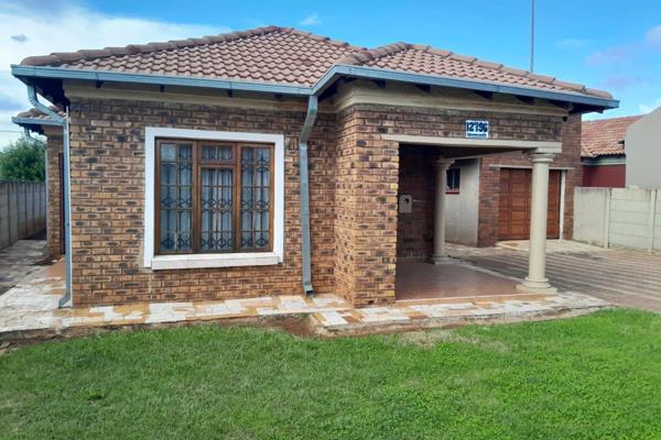 3 Bedroom
2 Bathroom
lounge
Fitted kitchen
Outside room with:
Toilet
Single garage 