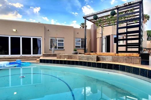 4 Bedroom House for sale in Sunward Park