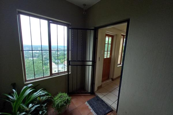 Lovely 2 bedroom apartment in Constantia Kloof with stunning views. This spacious unit ...