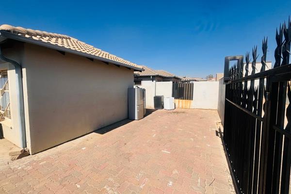 3 Bedroom House for Sale at Riverside View, Midrand, for only R870,000. It features a kitchen, a separate toilet and bathroom, 3 ...