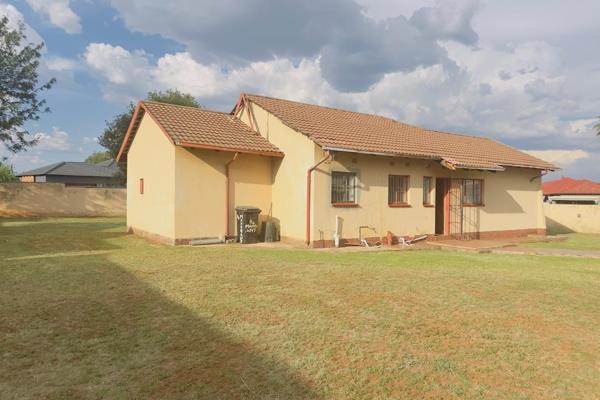 THREE BEDROOM FAMILY HOME | TWO GARAGES | LARGE YARD 1 188M2

Why to Buy?

- Three ...