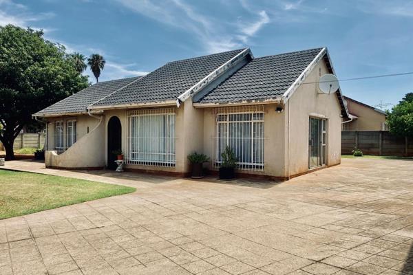 Stunning four bedroom home | double automated garage | electric fence | sparkling ...