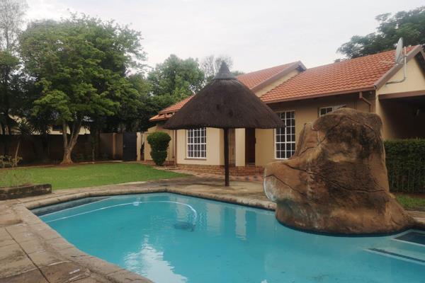 Lovely family home in Midrand Noordwyk.
The main house consists of 3 bedrooms and one ...