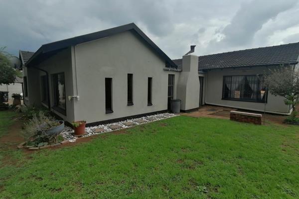 Sole Mandate
Nestled on the quite side of Modder East on the East Rand You will find this beautiful close to Shops and schools and ...