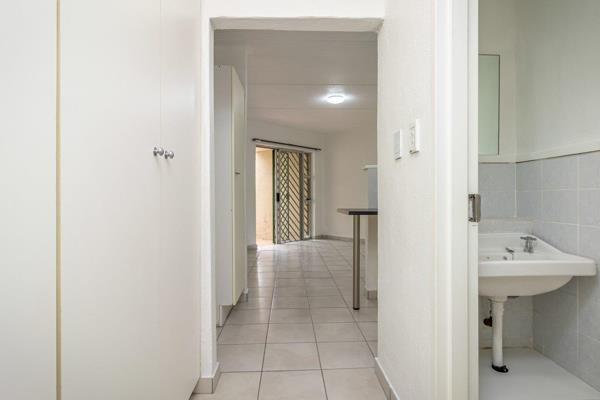 Costs listed below.

A ground floor studio apartment to rent. Perfect lock-up and go. ...