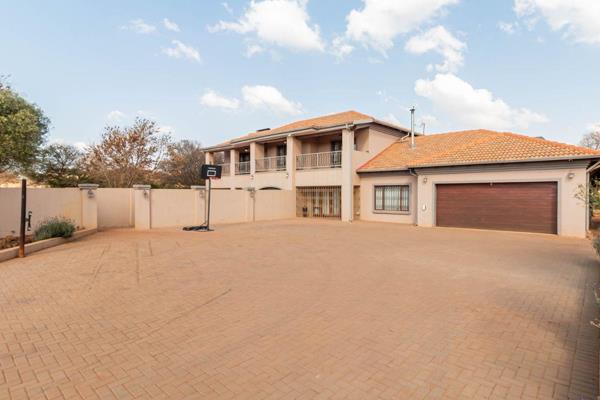 This 5 Bedrooms double storey house has maximum security for peace of mind on a one hectare plot. The main house has 5 bedrooms, 3 full ...