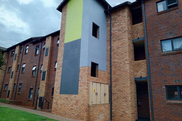 This ground floor apartment has a kitchen with fitted stove and oven. 
The lounge door ...