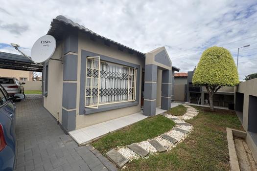 3 Bedroom House for sale in Rosslyn