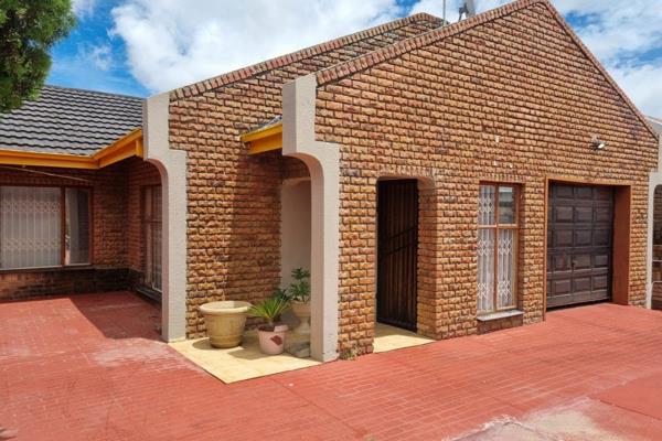 Don&#39;t miss out on this house, in the perfect area for a steal!

Just a little TLC and this property will be in pristine ...