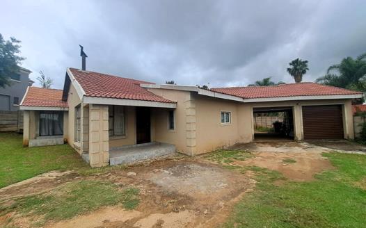 3 Bedroom House for sale in Heuweloord