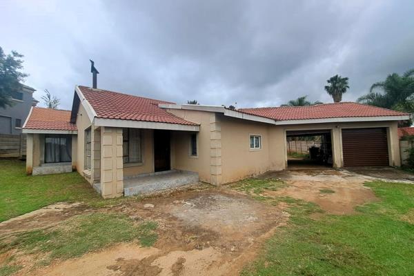 A beautiful 3 Bedroom 2 Bathroom Home in Heuweloord.
The Stand is 1800m2, very large area you can work with.
the Home consist of :
2 ...