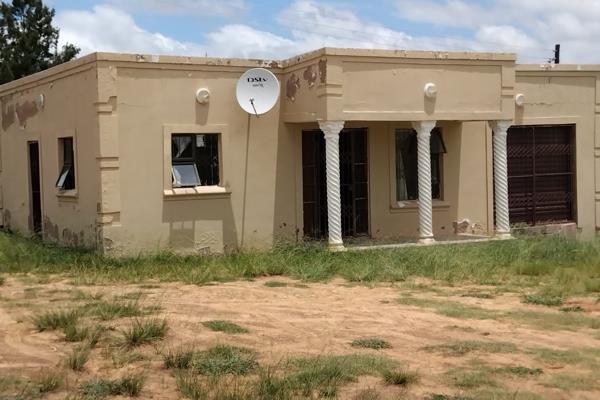 Cash only!!!

The Property is less than 10 kilometres away from the Mthatha CBD, 90 metres away from the tar road of the area. The ...