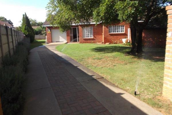 We welcome to the market this lovely lock up and go low maintenance property.  Lapa and well maintained garden.

Beautiful white ...