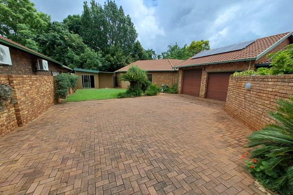 Ninapark 3 bedroom house for sale with 2 bathrooms, open space Lounge/Dining room, Braai room with Jacuzzi included, kitchen with Gas ...