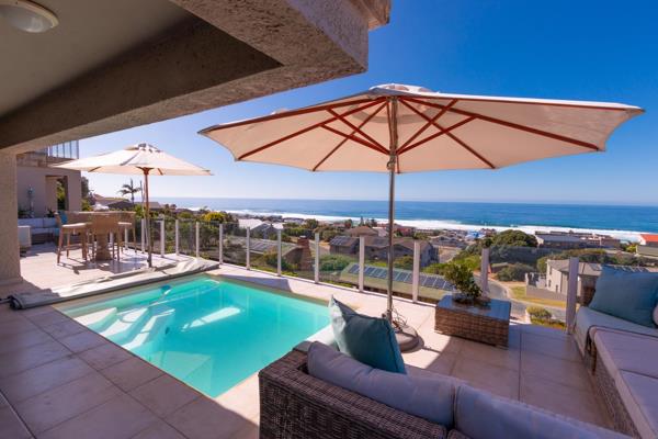 Spectacular panoramic sea and breaker view home, set in a pan-handle in Glentana / ...