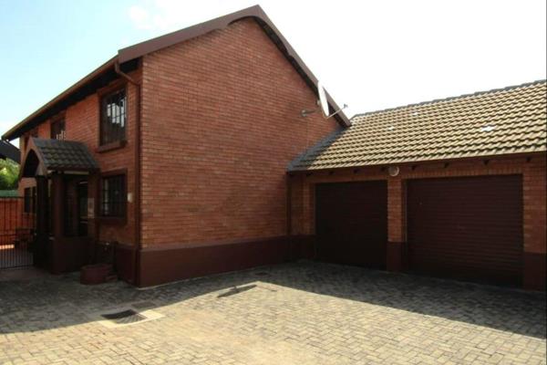 This upmarket and modern townhouse offers:
An entrance hall with the kitchen and lounge/dining area to the right and 3 bedrooms and 2 ...