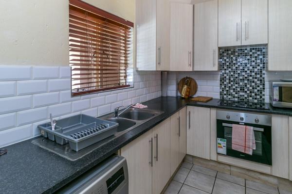 3 BEDS 2 BATH UNIT FOR SALE IN BUCCLEUCH

Lovely spacious garden unit

Neat kitchen with ample cupboard space. Open plan lounge ...