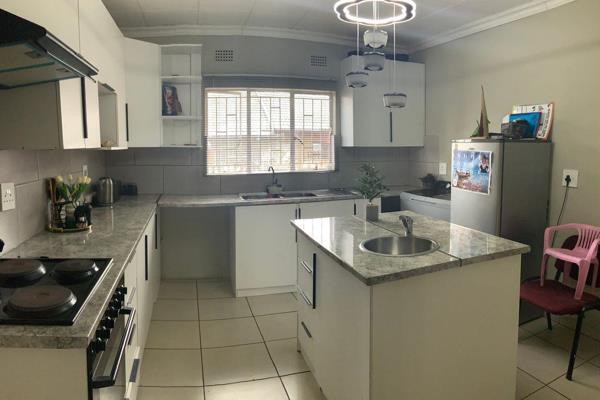 Space; convenience and golden breakthrough. 

Welcome home to this rare find of a home located in the southern suburbs of Boksburg ...