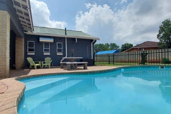 What a lovely house this is - neat as a pin!

This lovely family home is situated in a quiet neighborhood close to the Orkney Golf ...