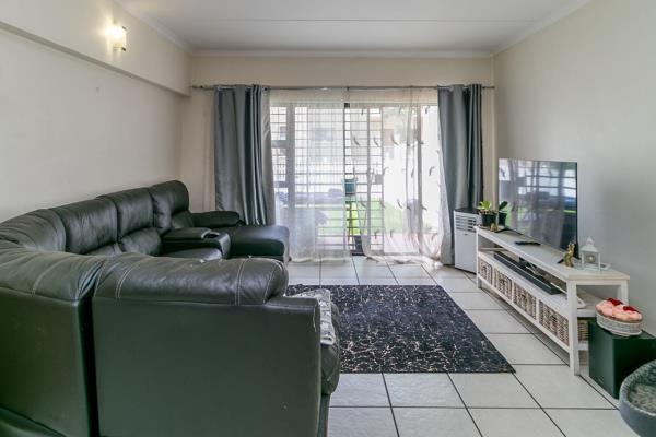 This modern ground-floor apartment is located in the sought-after Barbeque Downs area, on the upper end of Midrand. Nestled in a quiet ...