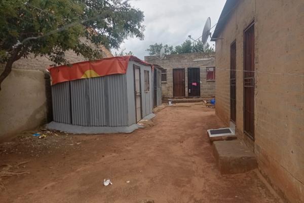 Six rooms with extra space on the side are for sale in Tembisa. This property has an income of R7000, and with the extra space, it can ...