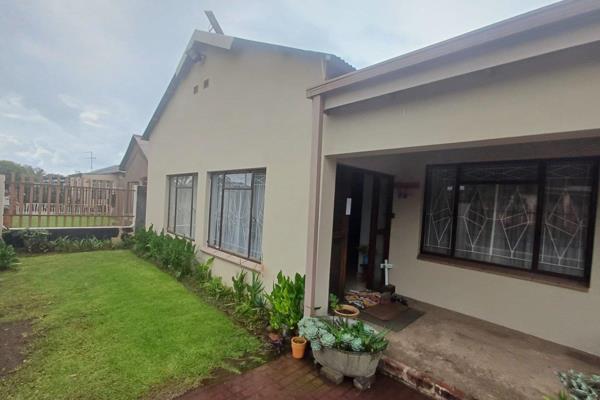 This welcoming property offers you the following: 
* 4 Spacious bedrooms with built in cupboards. 
* 2 Bathrooms (which one is a en ...