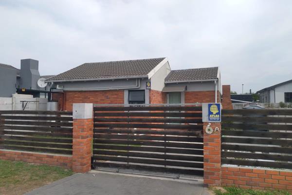 This sunny 2-bedroom house in Overbaakens, Port Elizabeth is looking for a new owner who ...