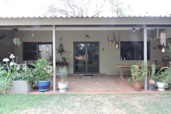 Lovely property with easy access to the tar road and N4 hi way.
Two spacious houses plus a granny flat.
1 x Borehole
Kraal ideal for ...