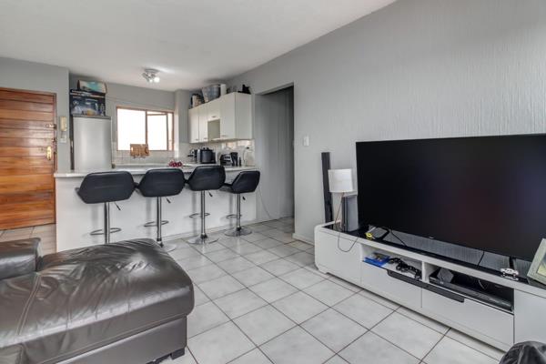 2 Bedroom, 1 Bathroom, apartment in Weltevreden Park.

PRICED to SELL

The apartment is tiled throughout and is well situated in this ...