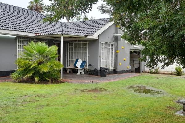 4 Bedroom Family Home 


Home features and amenities :

4 Bedrooms 
1  1/2 Bathrooms 
Lounge
Dining
T.v Room
Kitchen (with ...